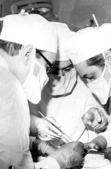 Imagine din timpul primului transplant renal cu rinichi prelevat de la cadavru din România